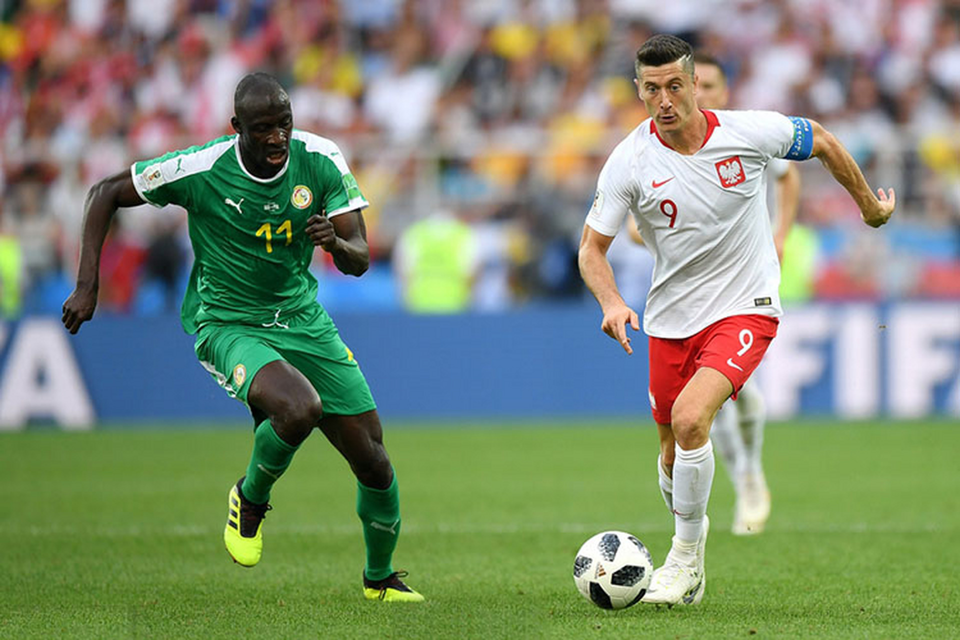 问鼎-包含莱万多夫斯基回归赛场，关键助攻首场状态亮眼，C9观众沸腾！的词条