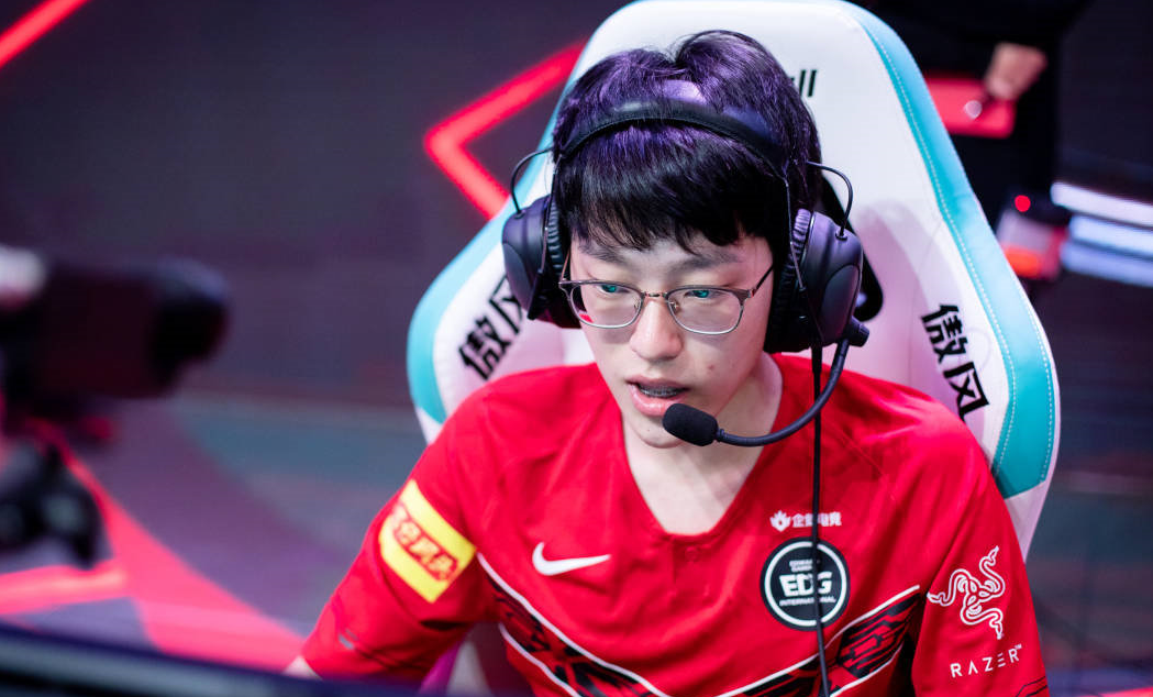 问鼎国际-Scout回归赛场，战术调整首场状态亮眼，雄鹿观众沸腾！的简单介绍